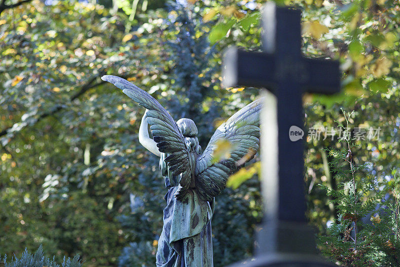 天使雕像和十字架