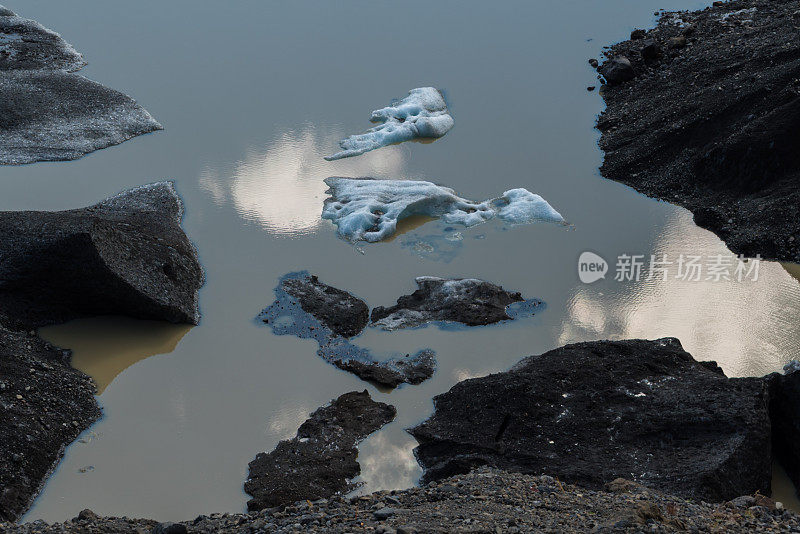 冰岛的黑沙滩和冰川泻湖