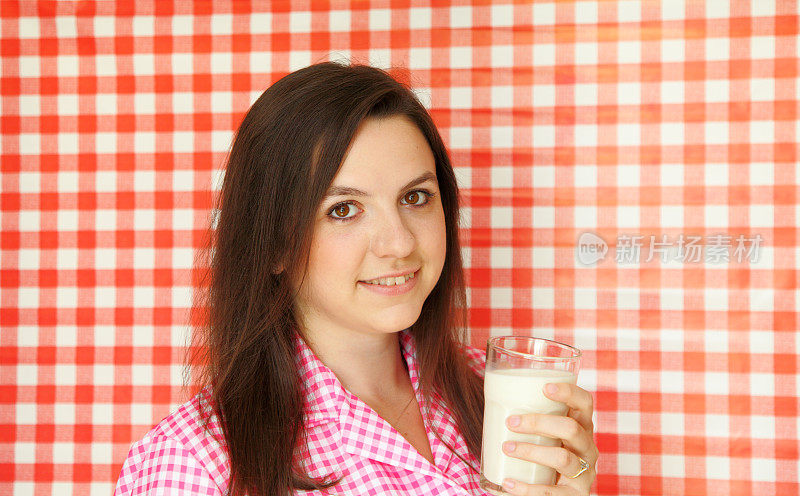 饮用牛奶的女性经过背景调查