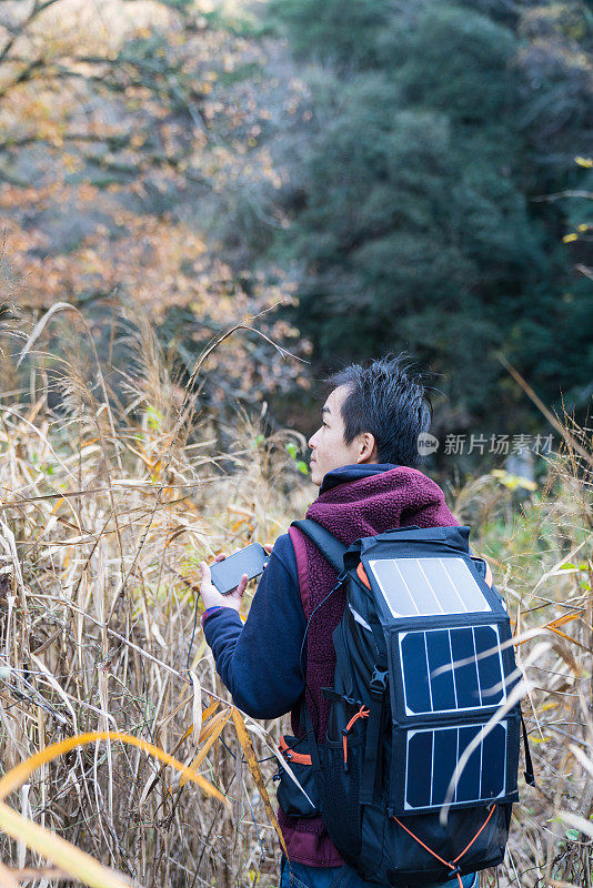 人类用太阳能电池驱动的智能手机探索荒野