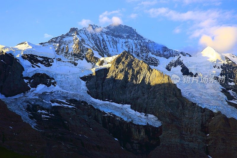 瑞士阿尔卑斯山伯恩斯高地克莱恩谢德格山上的少女山日出