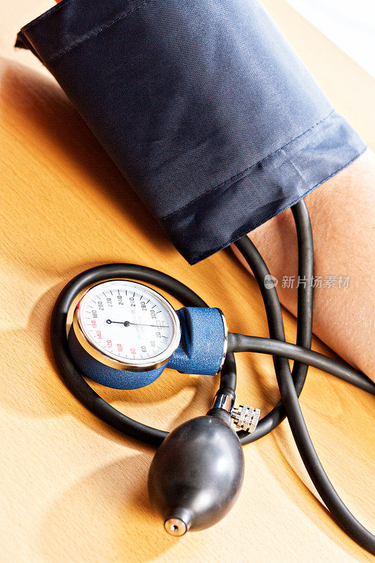 女性手臂上的血压读数