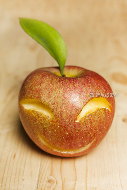 木头上的微笑苹果