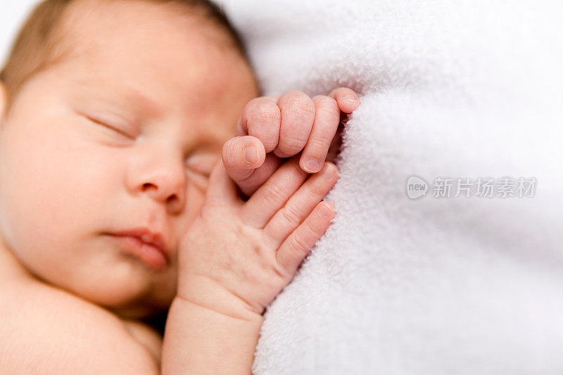新生儿婴儿睡觉的特写-专注于手