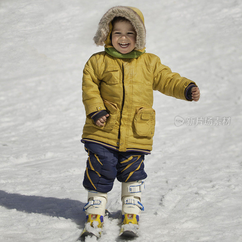 小男孩滑雪