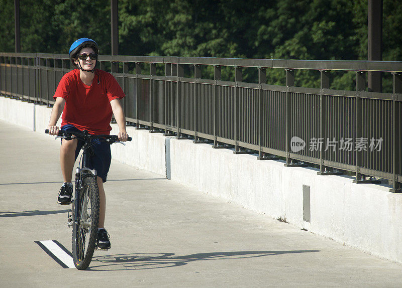 骑自行车的年轻女子