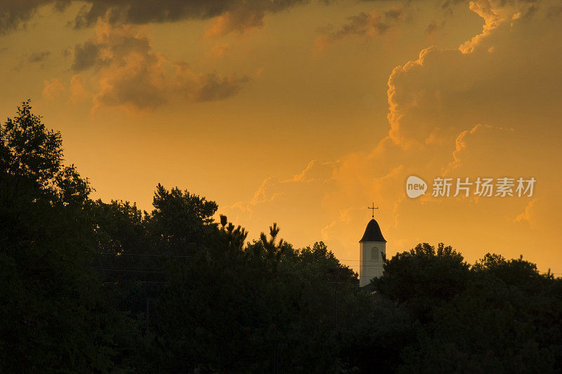 清晨的雷雨反映温暖的夏日日出在风向标上