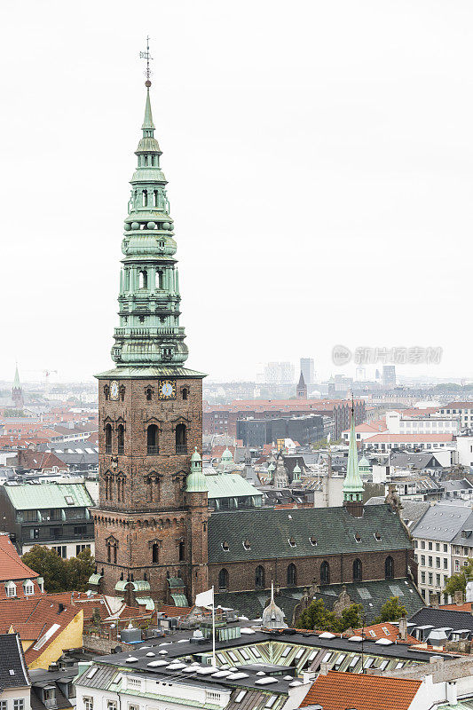 灰色的一天，哥本哈根的尼古拉教堂