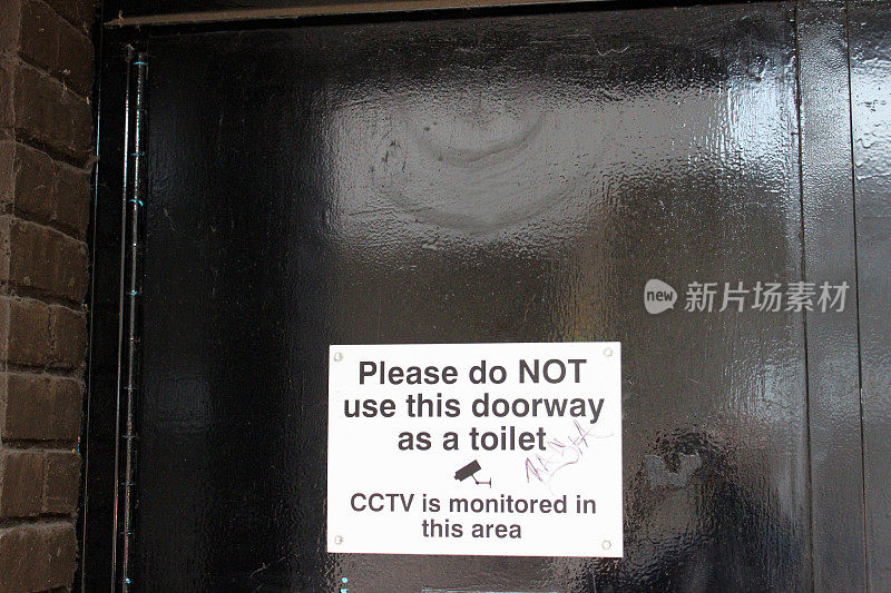有趣的提示:请不要把门口当成厕所