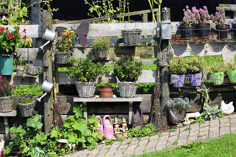 荷兰:马肯的一座小山上的花园