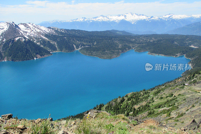 美丽的湖与白雪覆盖的山脉在背景