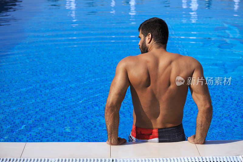 中年男子在游泳池里放松