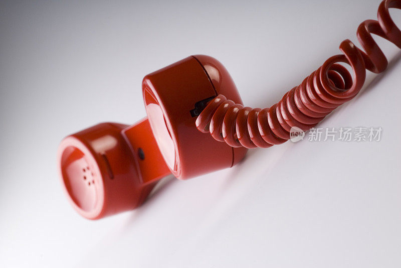 红色电话听筒和电缆