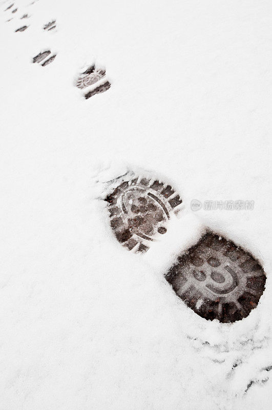 雪地上的脚印和笑脸