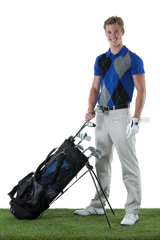 微笑的男性高尔夫球手站在高尔夫球袋
