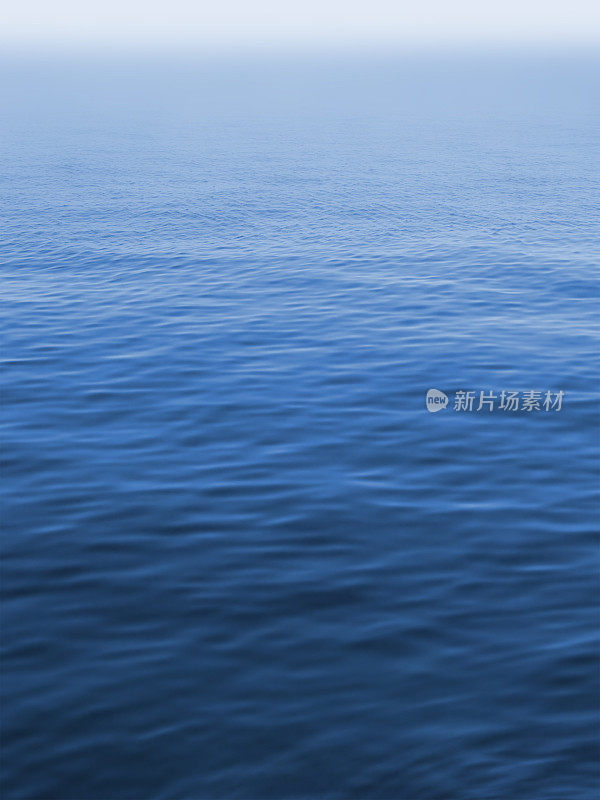 沉默的大海雾蒙蒙的，蓝色的水面上有小波浪
