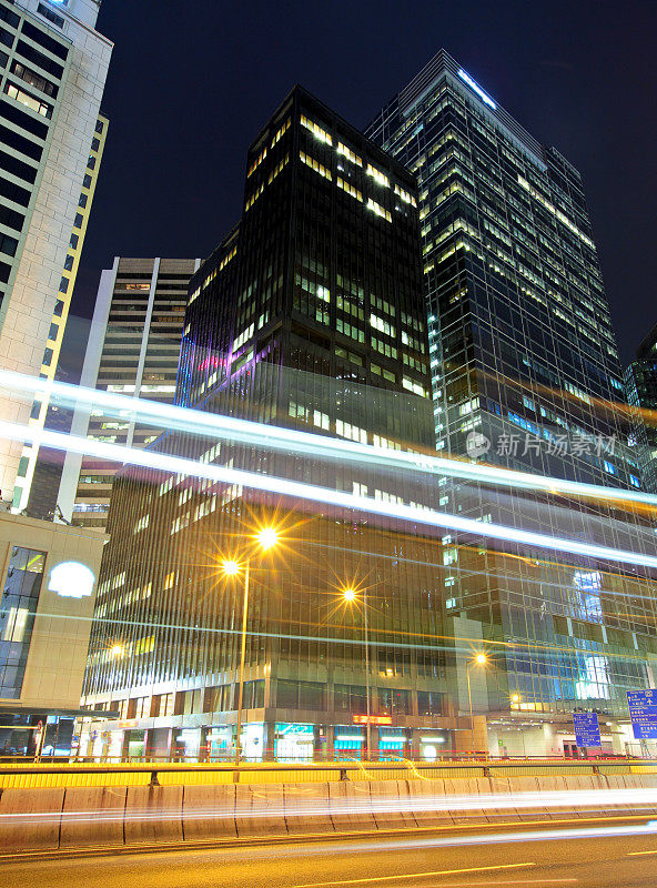 香港市内夜间的交通状况