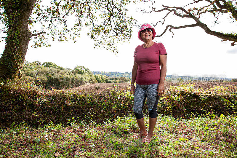 成熟的西班牙妇女在农村环境