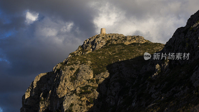 在巴利阿里岛马略卡岛上戏剧性天空下的瞭望塔