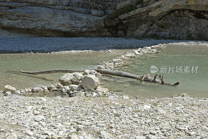 河中的堰