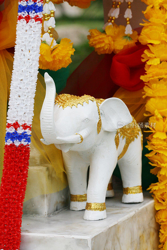 白色和金色的人造大象