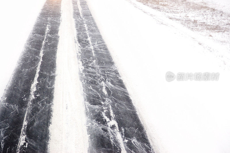 雪覆盖了公路