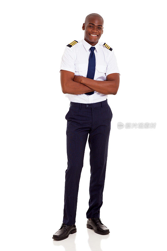 双臂交叉的非洲航空公司机长