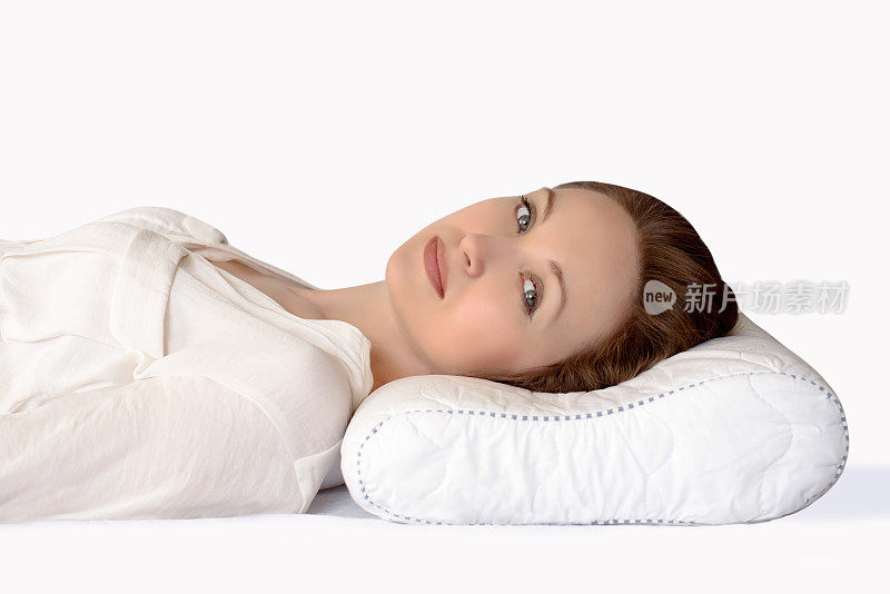 一个年轻女人睡在整形枕头上