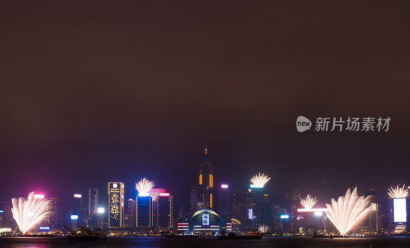 在维多利亚港燃放烟花庆祝2017年香港新年