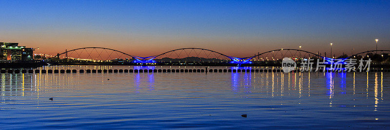 桥在日落时分