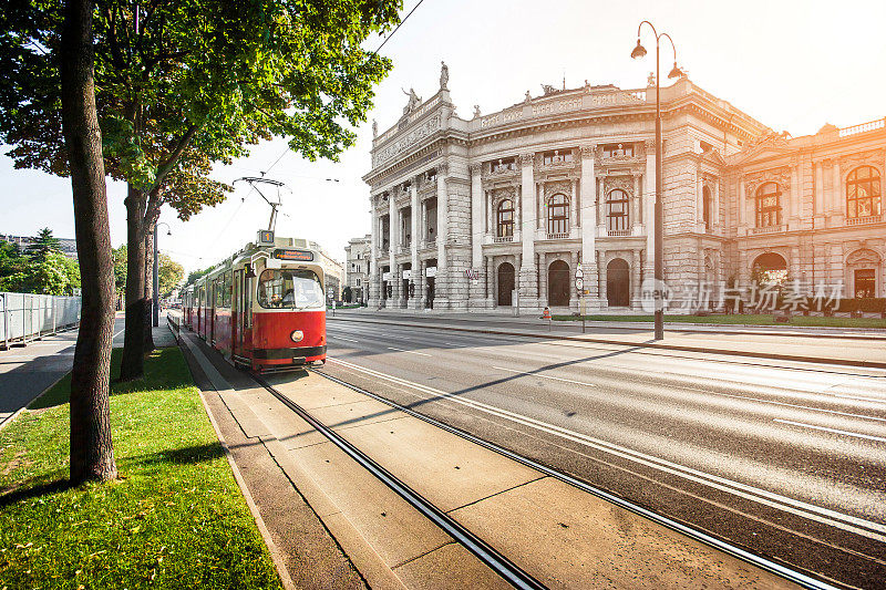 日出的维也纳环街，有轨电车和堡剧院，奥地利
