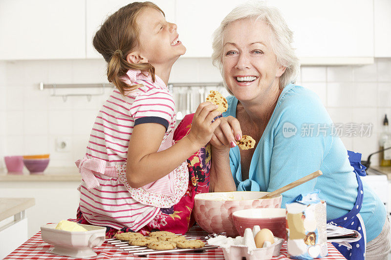 奶奶和孙女在厨房里欢笑和烘焙