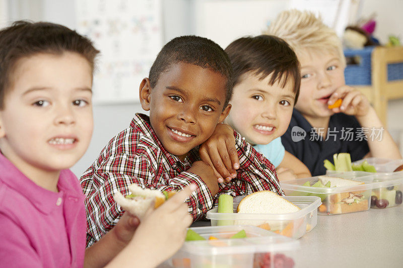 小学生吃健康的自带午餐