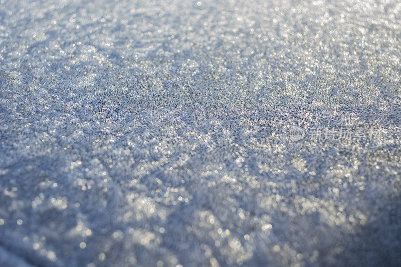 背景上雪花闪闪发光，超微距拍摄