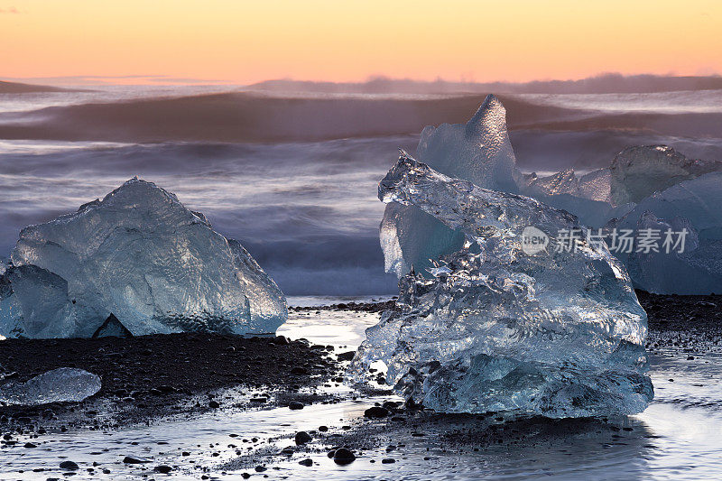 冰岛Jokulsarlon海滩上的冰山