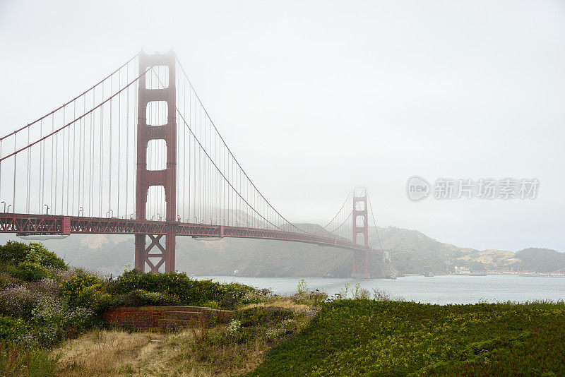 迷雾中的旧金山金门大桥