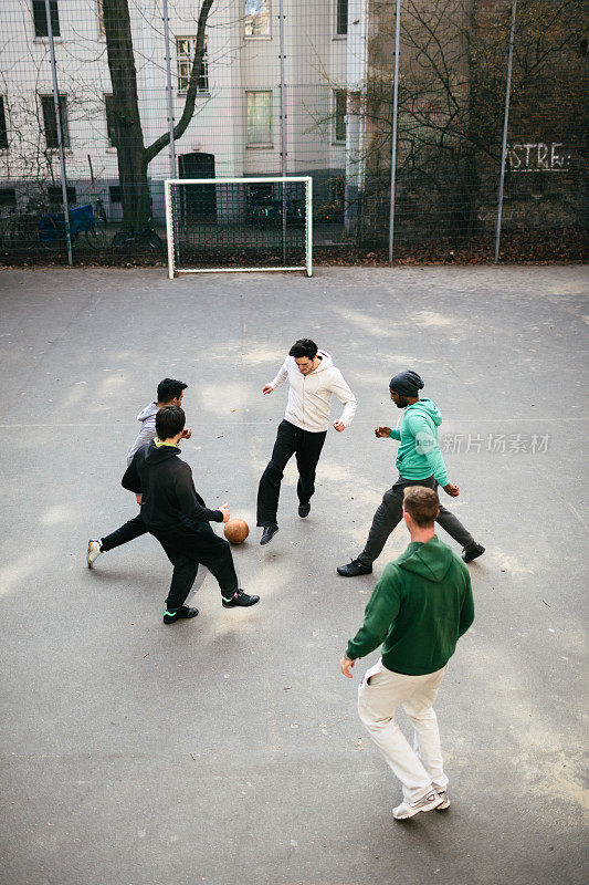 一群年轻人在城市操场上踢足球