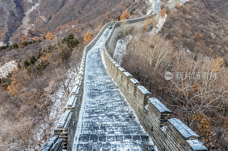 中国的长城覆盖着小雪