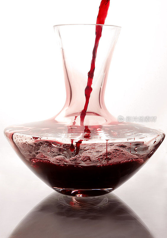 葡萄酒和玻璃水瓶
