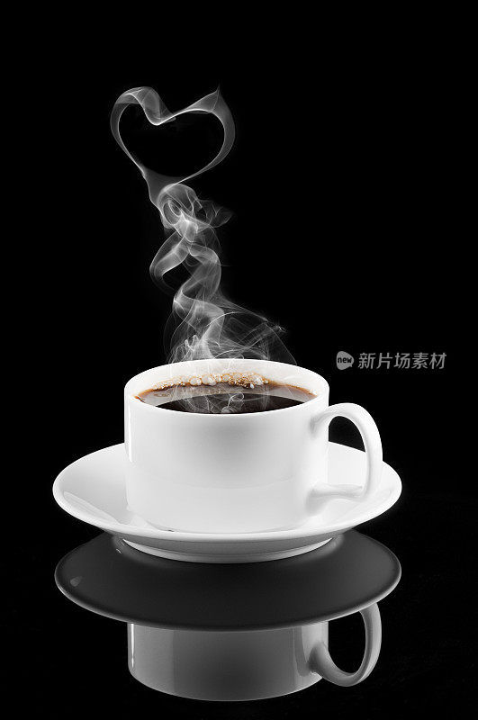 白色杯子里热的黑咖啡上的心形蒸汽