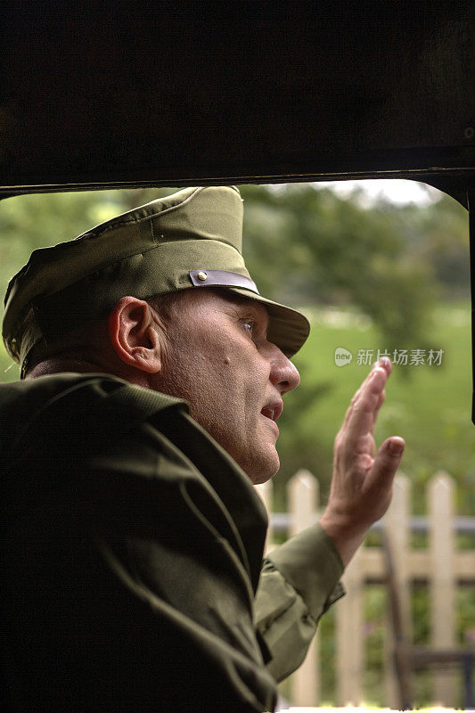 重演，一名士兵从火车窗口探出身子