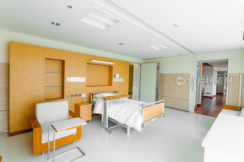 医院病房有干净的床和医疗设备
