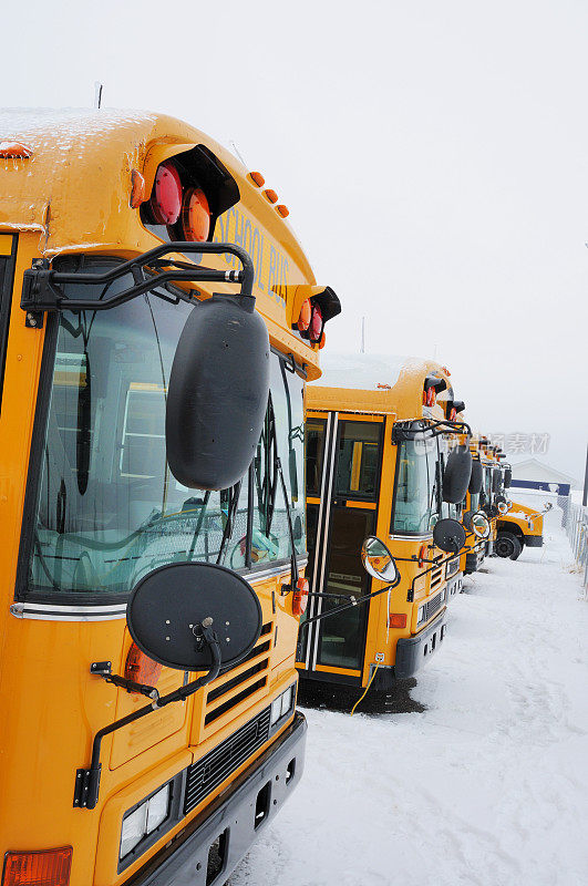 冬季冰雪风暴后停校车