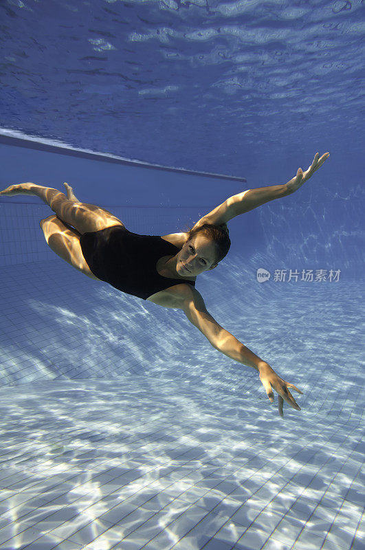 水上运动员在水下表演