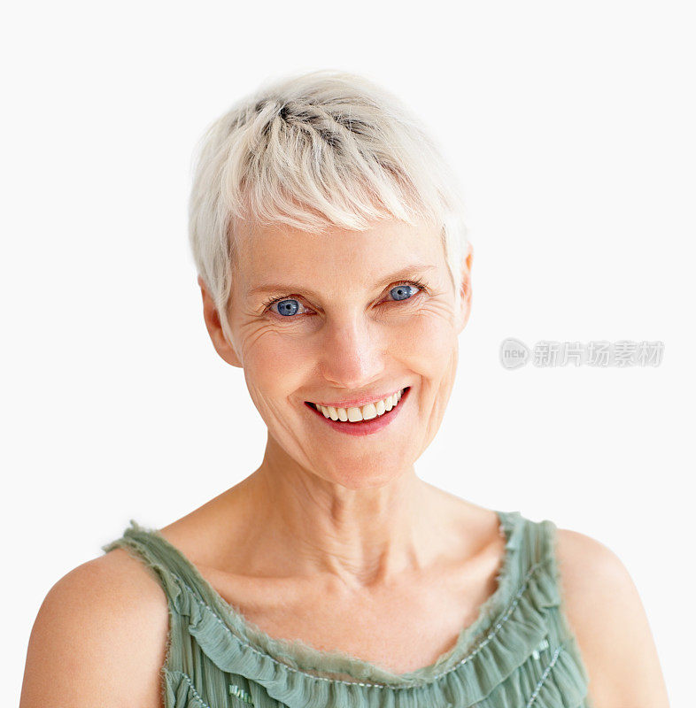 一个年老美丽的女人微笑自信的白色