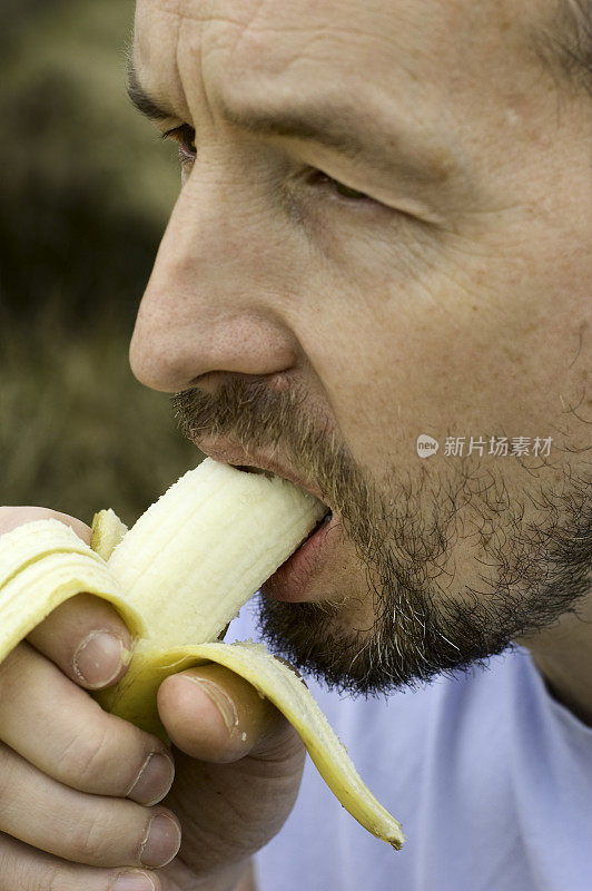 吃香蕉的男人