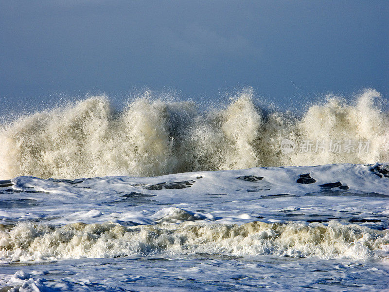 海滩海浪