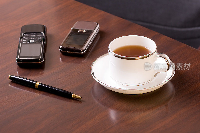 咖啡茶笔和手机两个