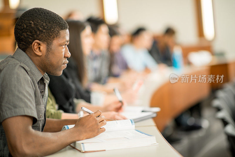 不同大学的学生