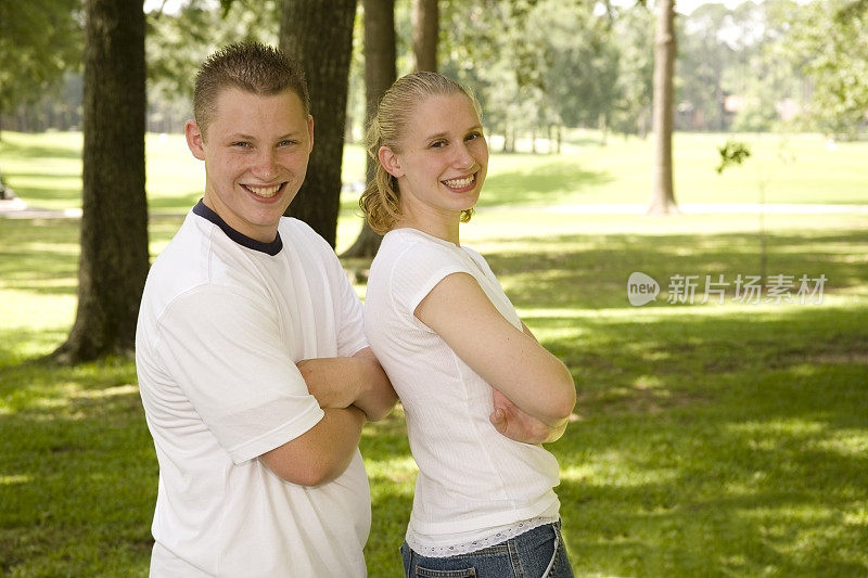 弟弟和妹妹十几岁的双胞胎在春天穿着白色